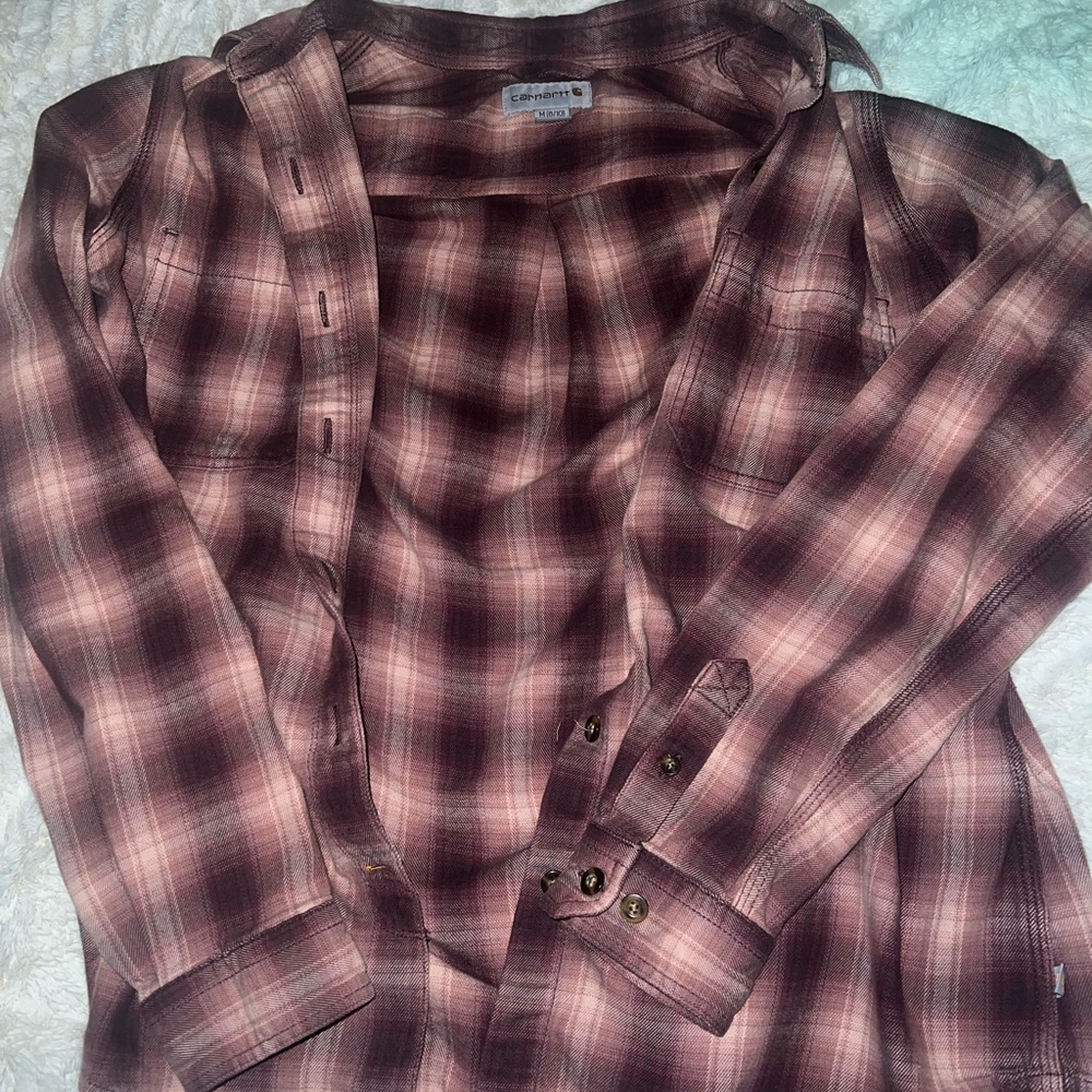 Perfect condition Carhartt flannel! It is burgundy and plaid.